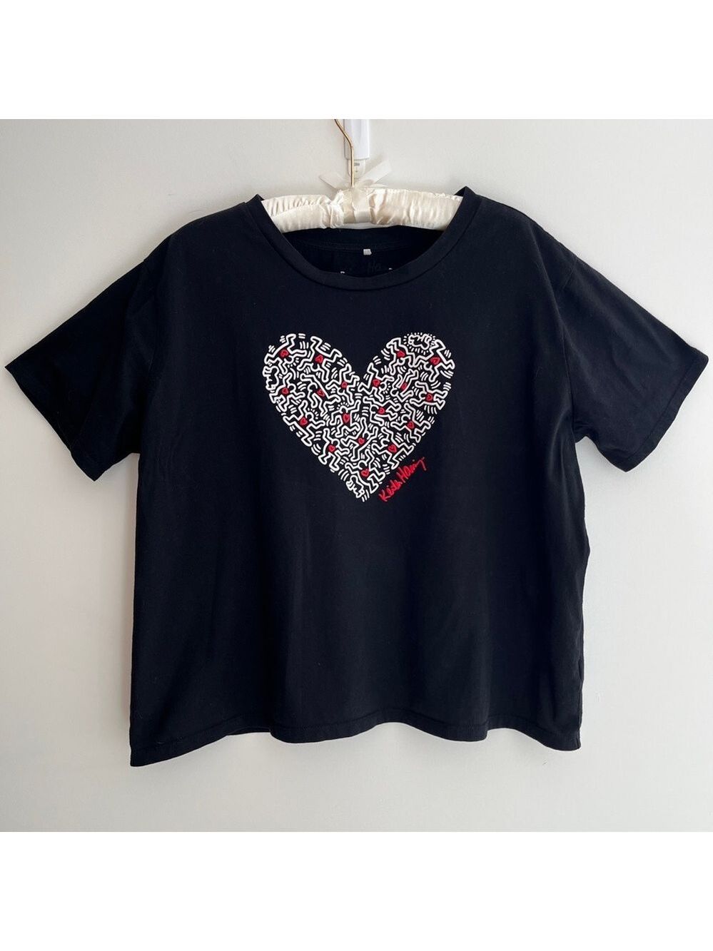 KEITH HARING Boxy Cropped Black T-Shirt Graphic Heart Design Casual Streetwear